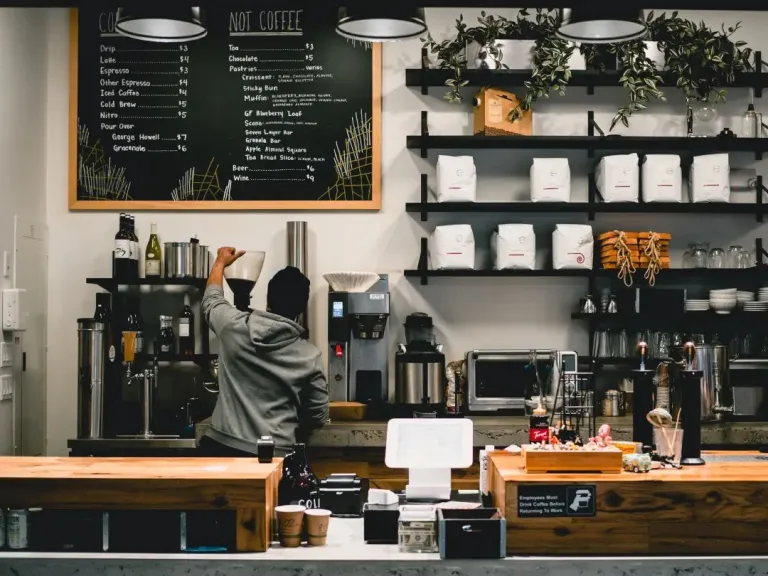 一家咖啡馆每天为顾客服务的真正成本是多少？